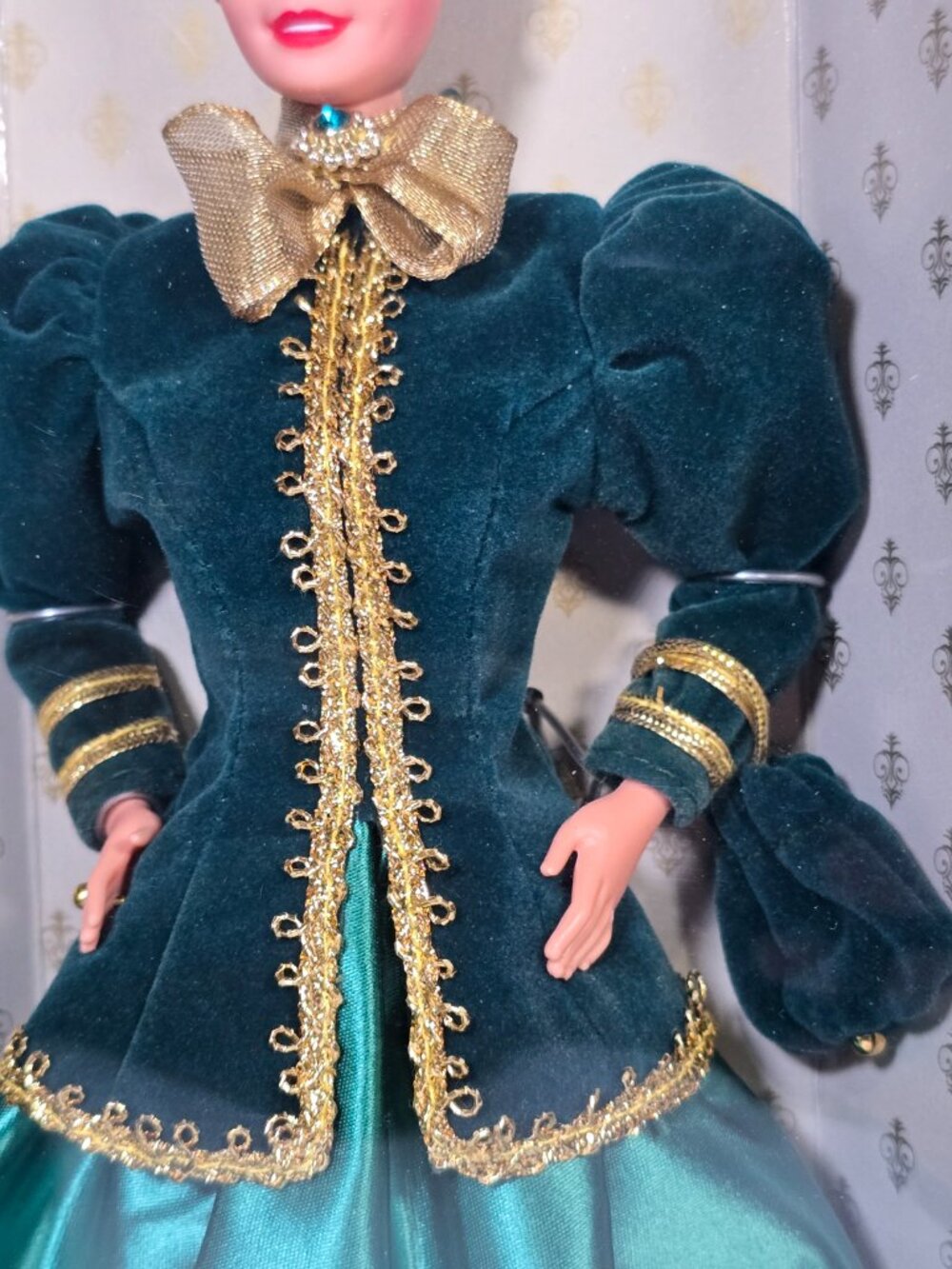 1996 Hallmark Special Edition Yuletide Romance Barbie Doll #15621 NIB Read - Picture 4 of 10